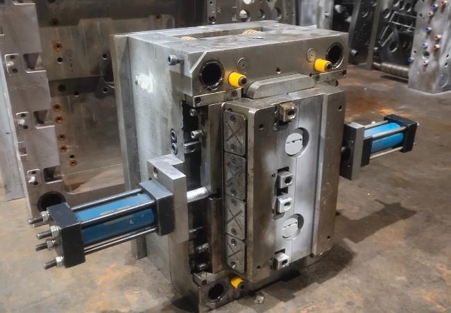 Moldeo por inyección de componentes electrónicos
